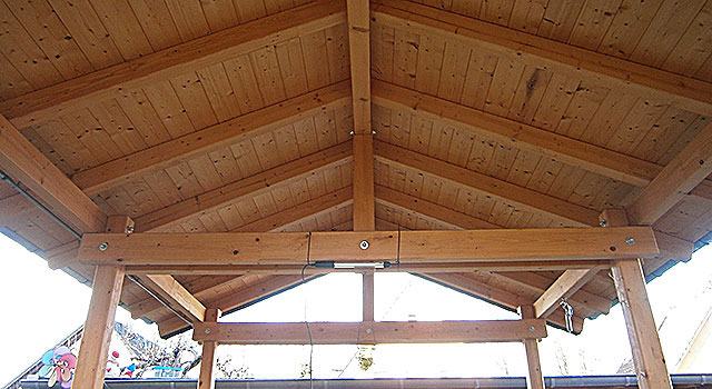 Holzdach eines Carports