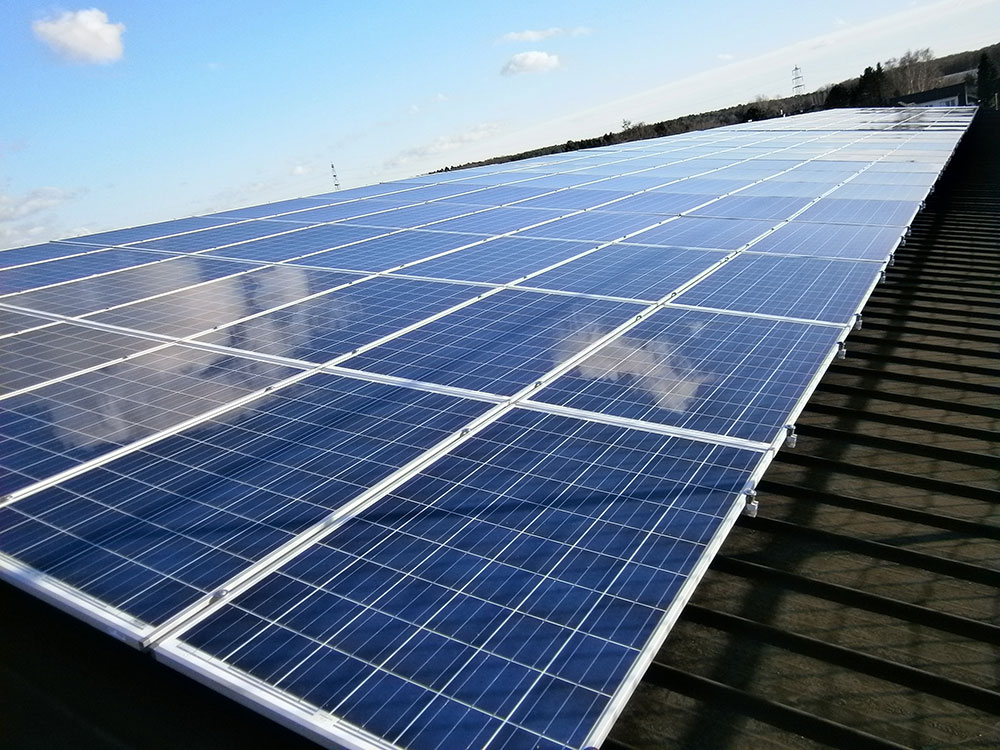 Solarzellen auf dem Dach des Sägewerks